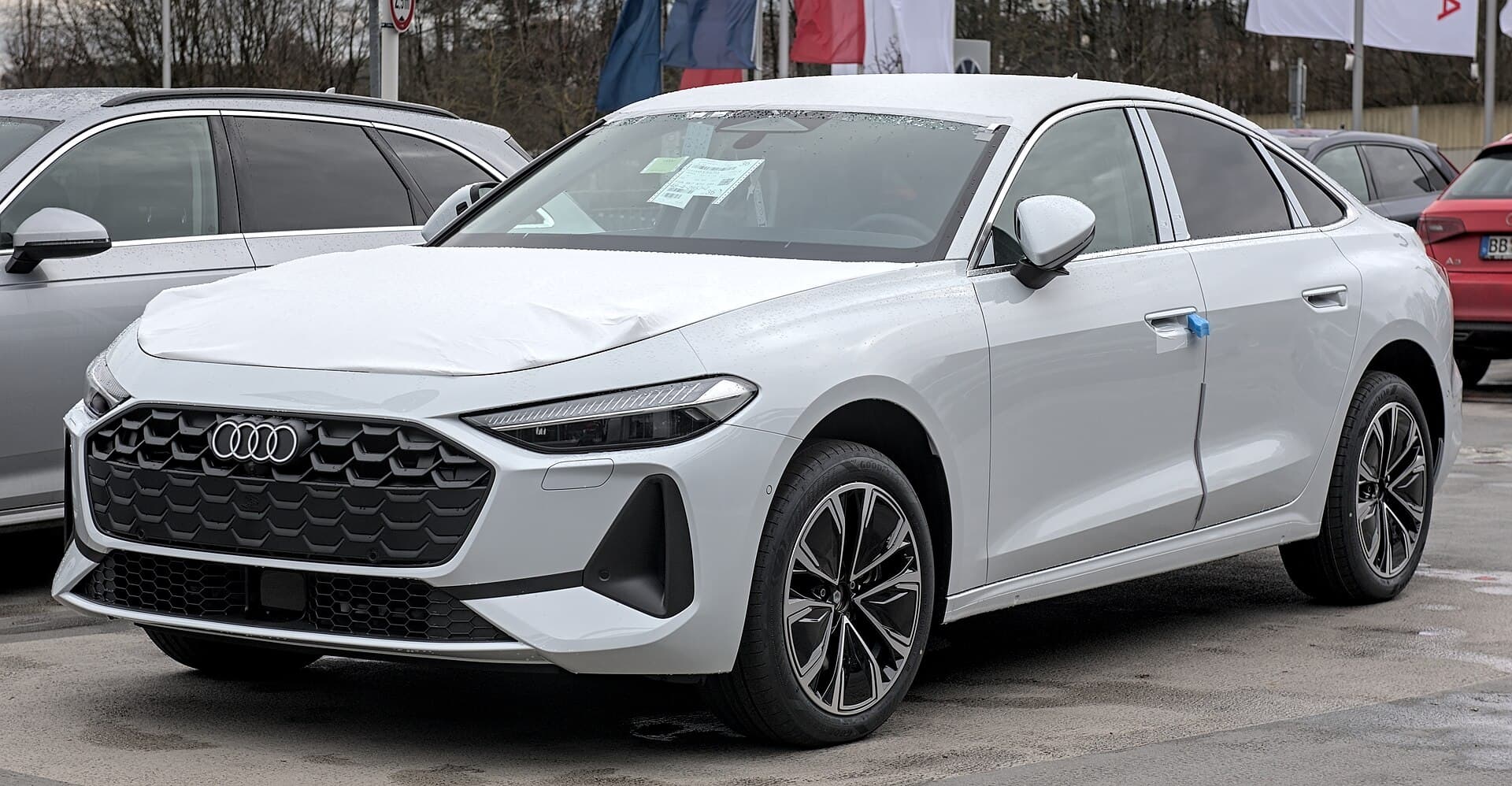 Audi A5 B10 di colore bianco vista di tre quarti anteriore, fotografata a Stoccarda