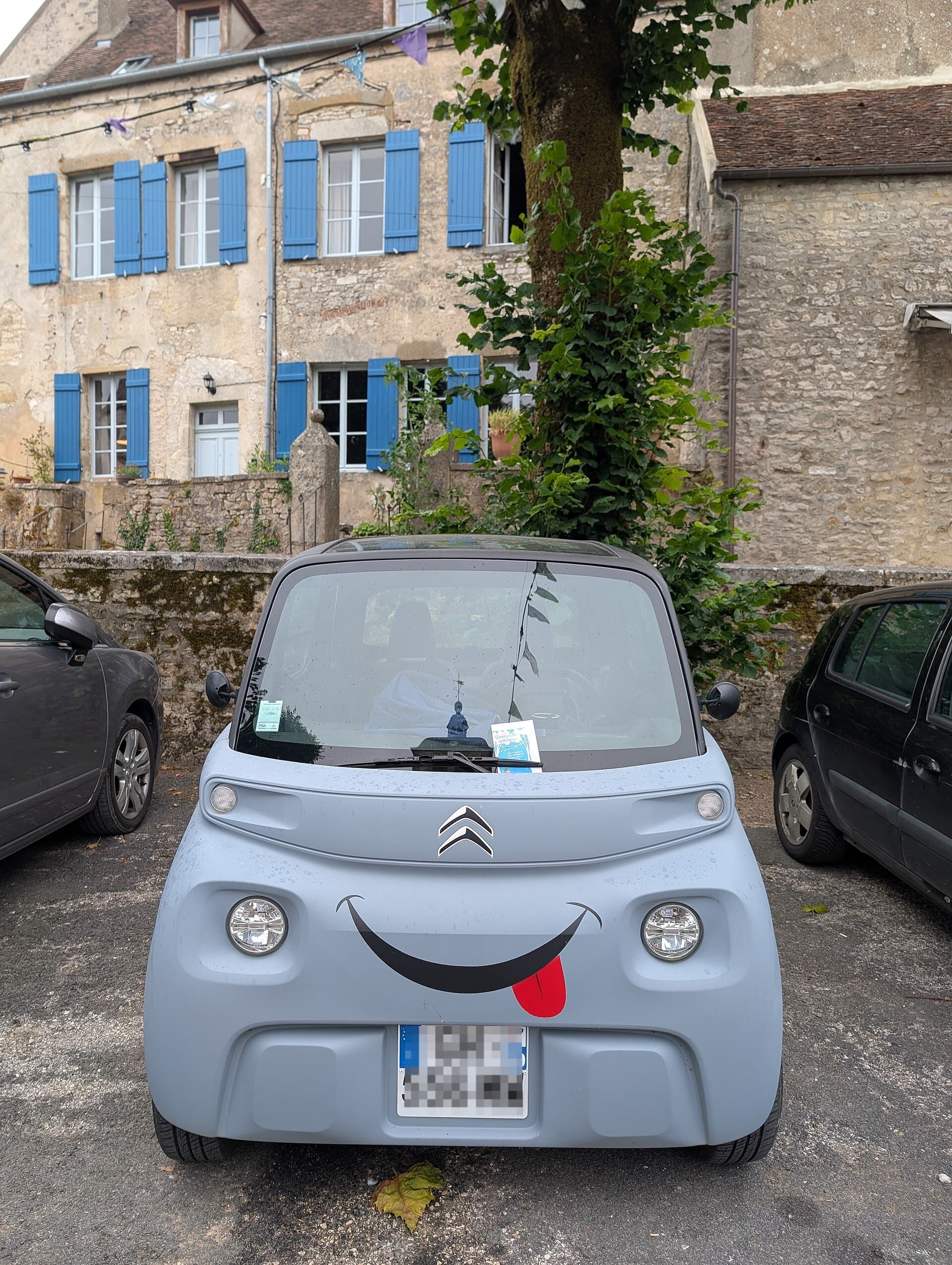 Citroën Ami 2020 elettrica parcheggiata a Vézelay, in Francia