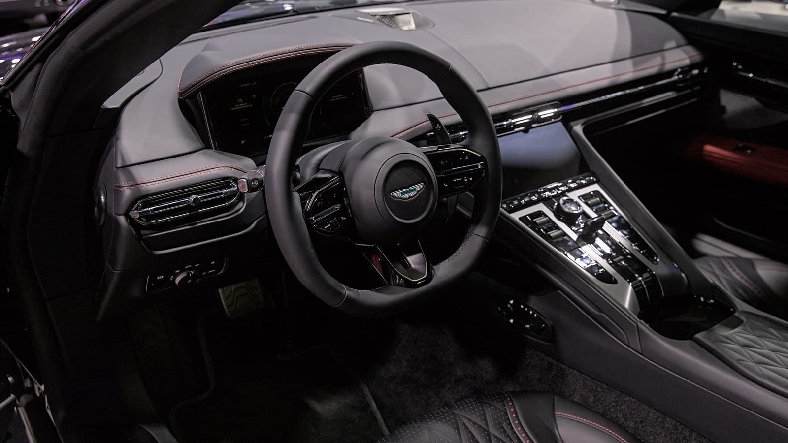 Plancia e volante della Aston Martin DB12