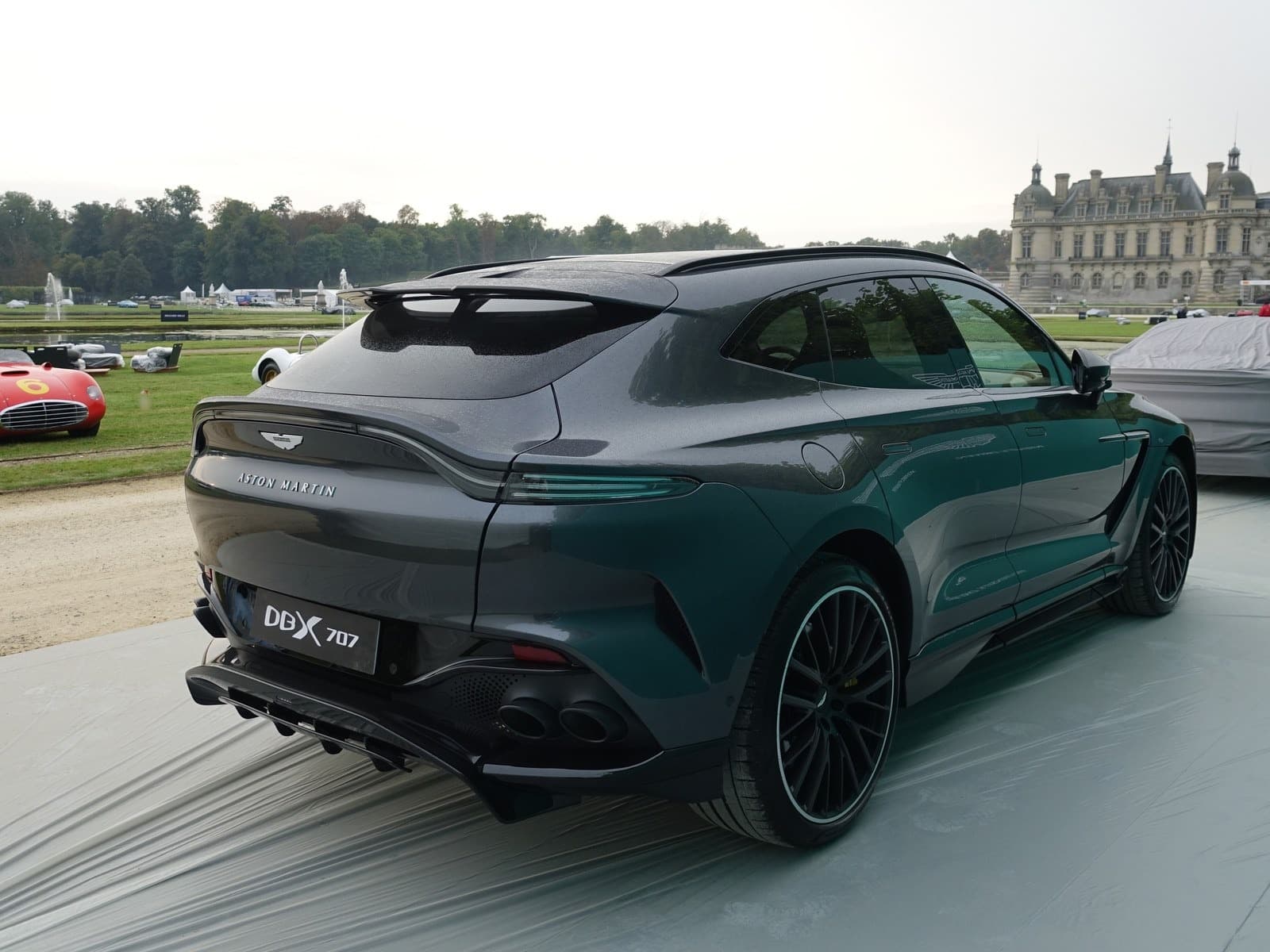 Aston Martin DBX707 grigio scuro, vista posteriore di tre quarti a un concorso d'eleganza