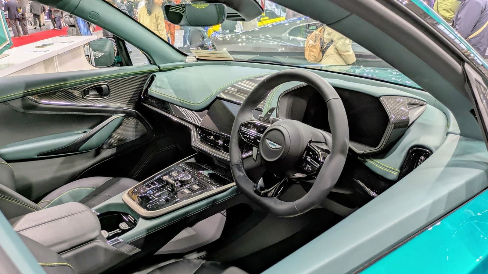Abitacolo della Aston Martin DBX707 con volante e plancia (versione con guida a destra)