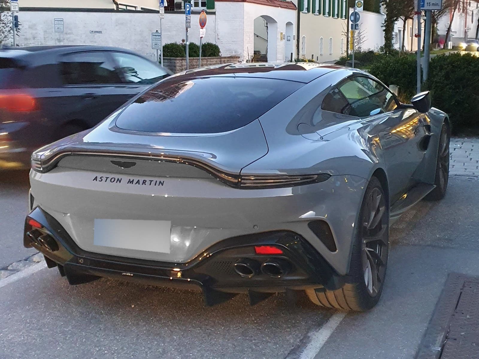 Aston Martin Vantage grigia, vista posteriore di tre quarti in un parcheggio