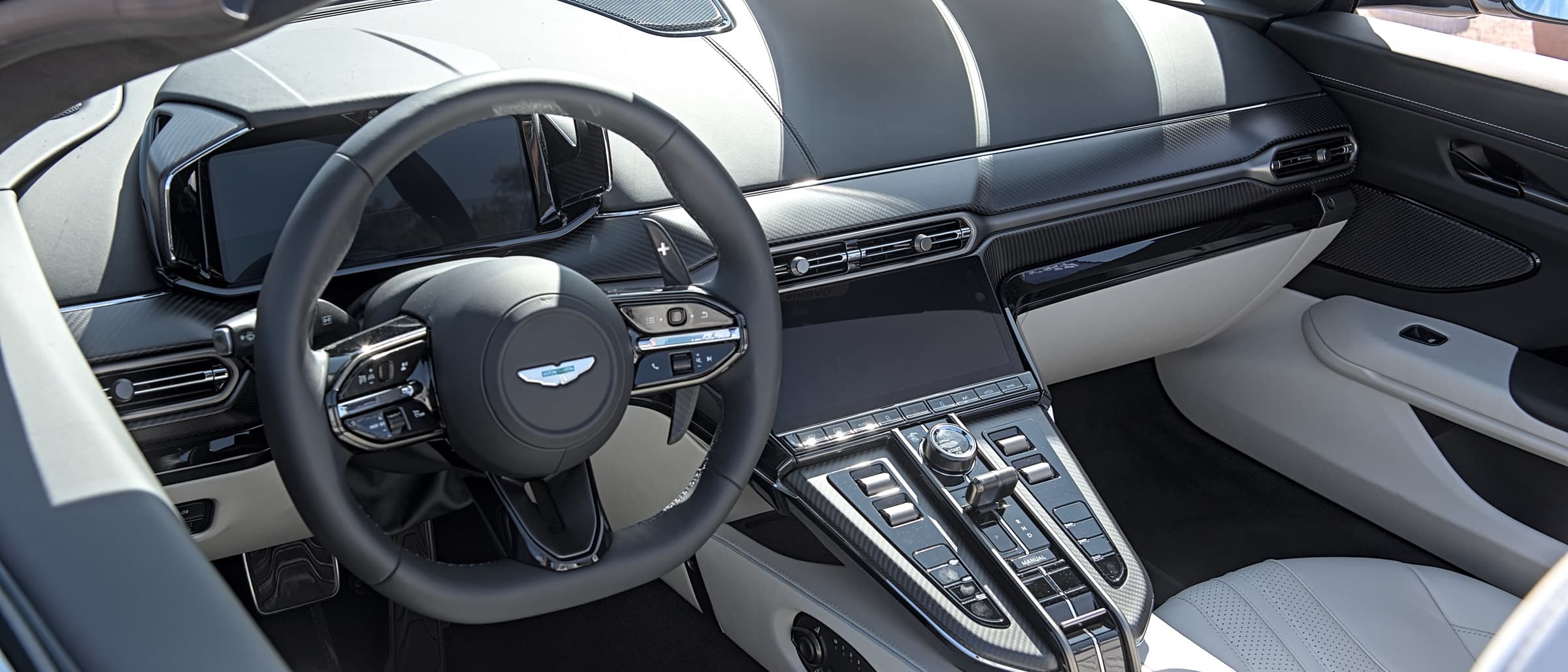 Plancia e volante dell'Aston Martin Vantage con il quadro digitale e i tasti fisici sulla console