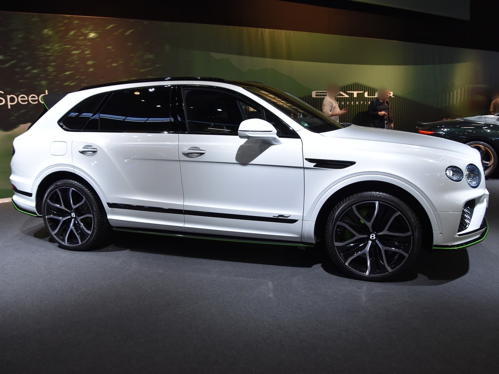 Bentley Bentayga bianca, vista laterale su uno stand