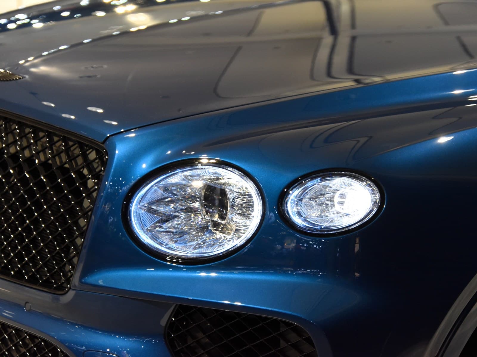 Bentley Bentayga blu, dettaglio dei fari anteriori