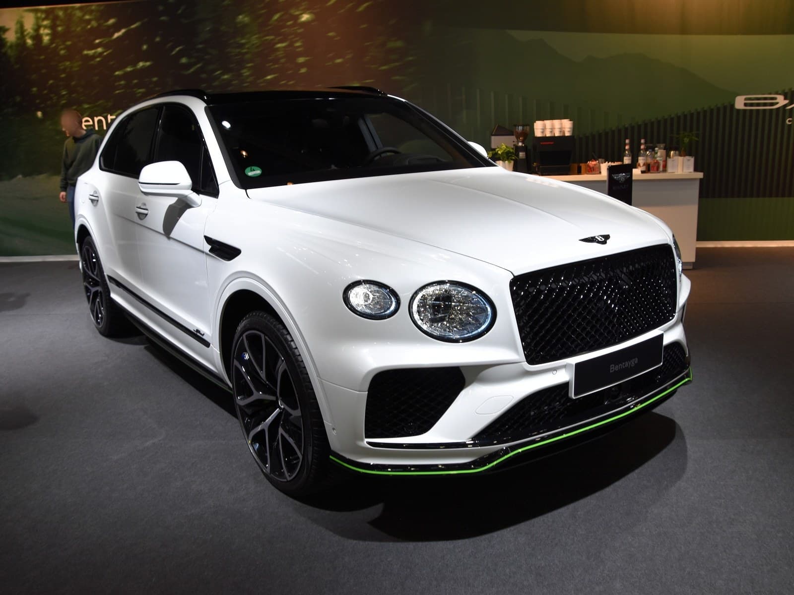 Bentley Bentayga bianca, vista anteriore di tre quarti su uno stand