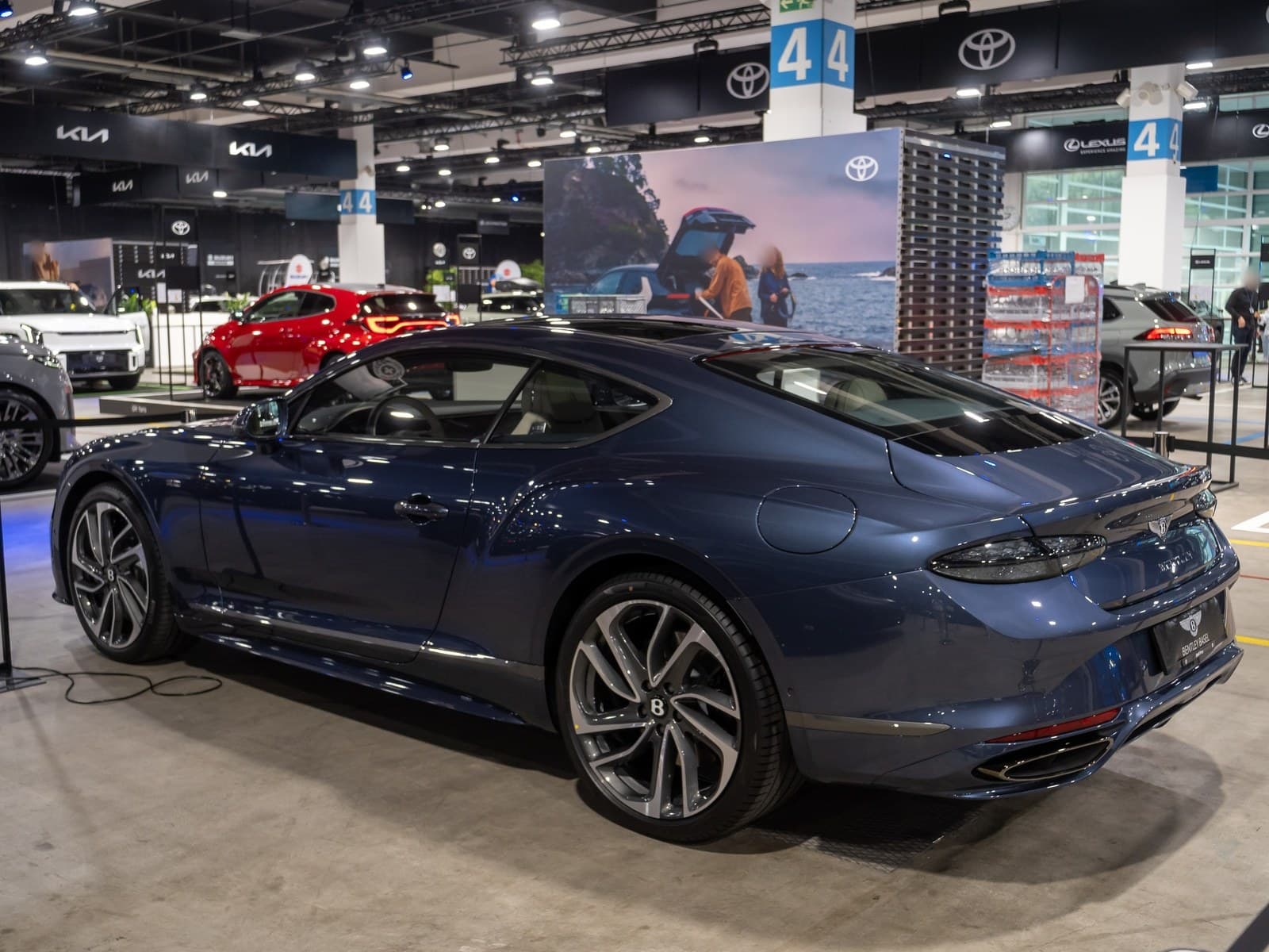 Bentley Continental GT blu di quarta generazione, vista posteriore di tre quarti
