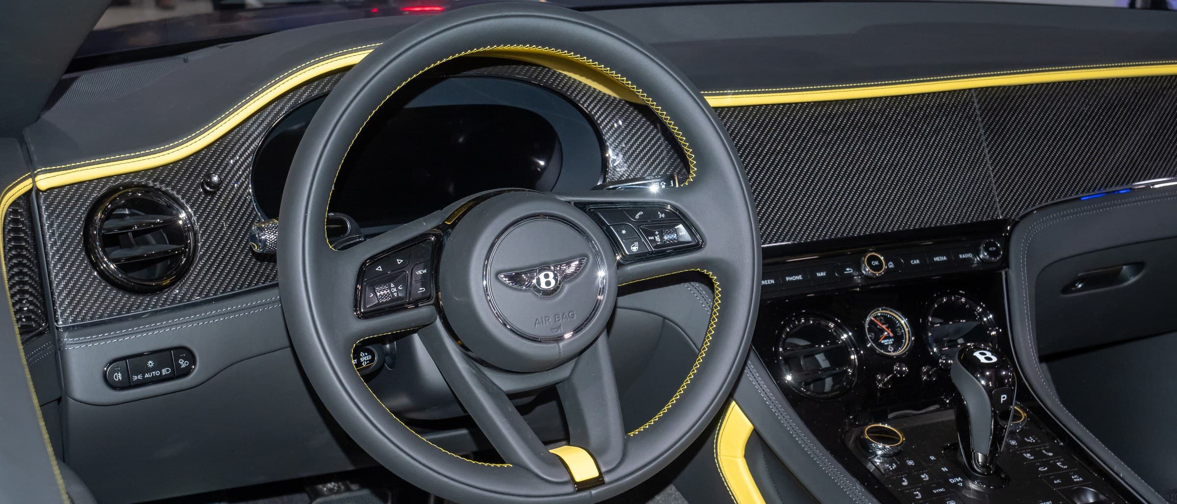 Plancia della Bentley Continental GT Speed con volante, fibra di carbonio e cuciture gialle
