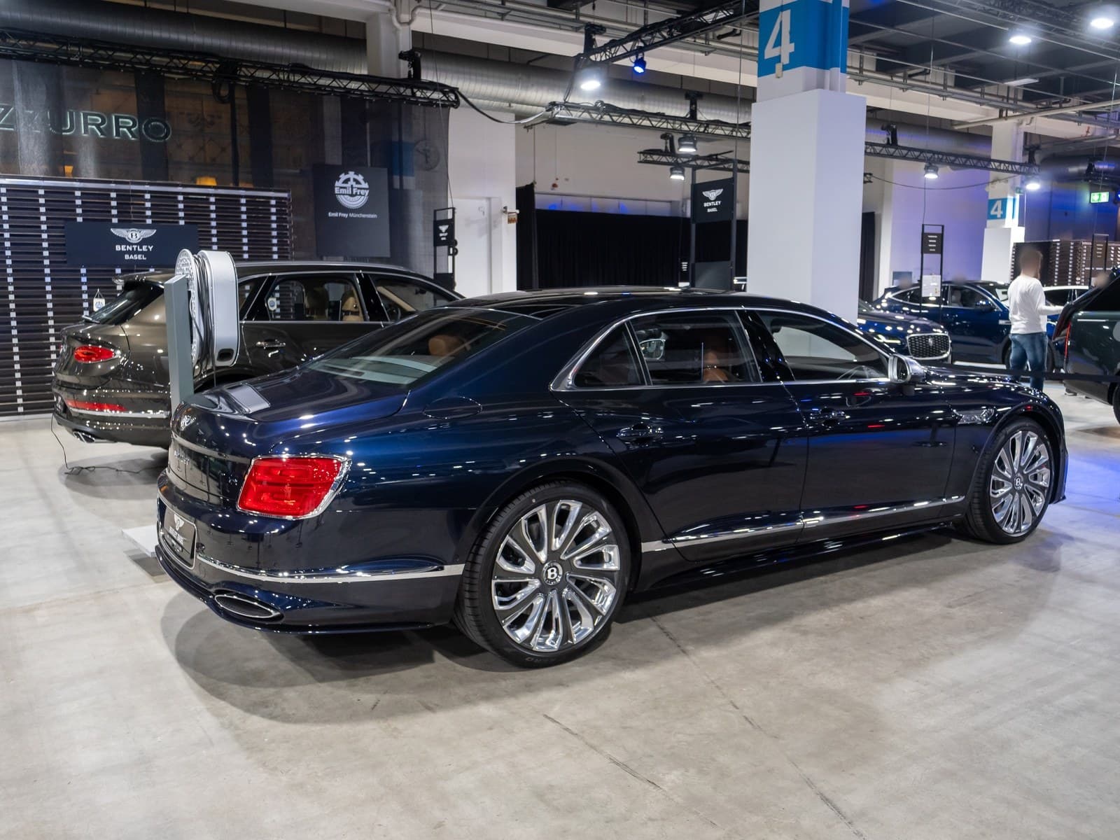 Bentley Flying Spur blu scuro, vista posteriore di tre quarti