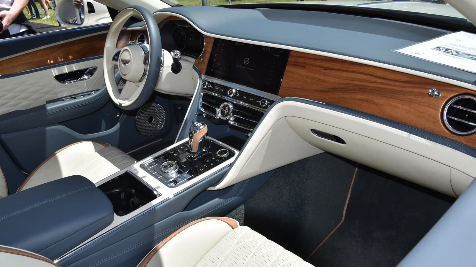 Plancia e volante della Bentley Flying Spur con inserti in legno