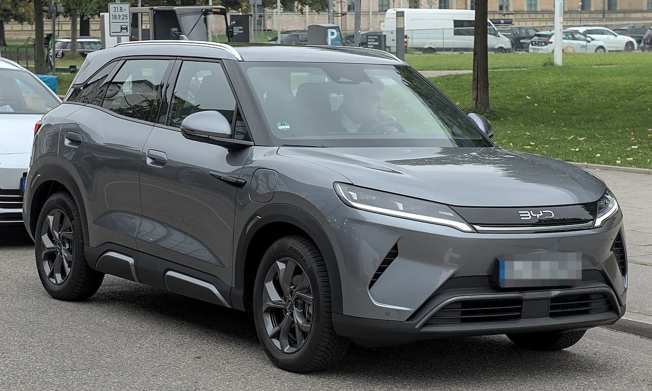 BYD Atto 2, vista laterale, carrozzeria grigia, IAA Mobility 2025