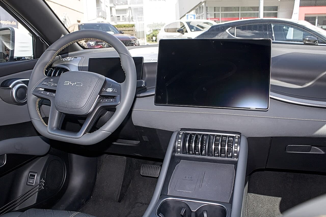Abitacolo della BYD Atto 3 Evo: plancia avvolgente, schermo centrale orizzontale e comandi sul volante