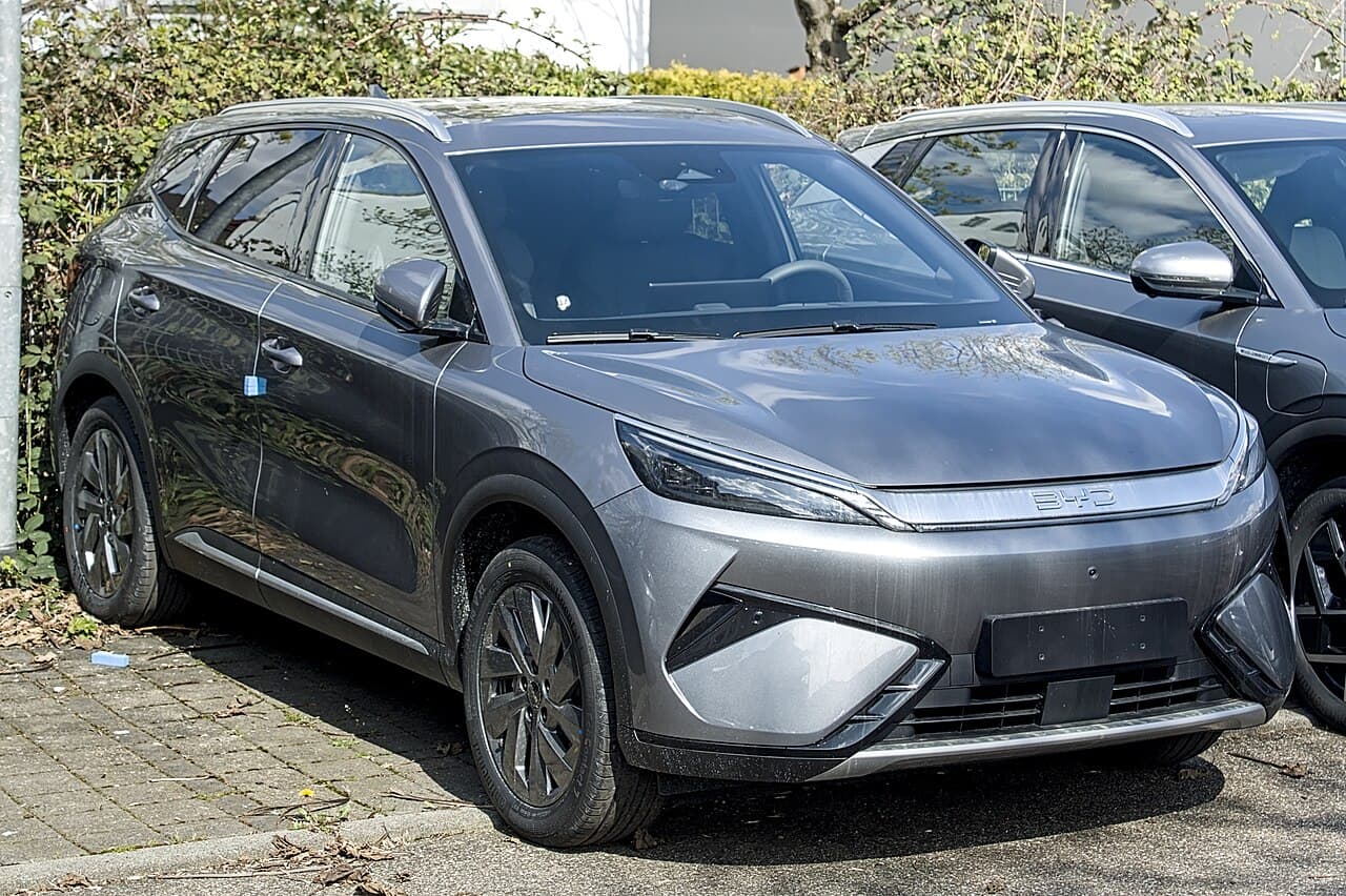 BYD Atto 3 Evo, SUV elettrico, vista di tre quarti anteriore