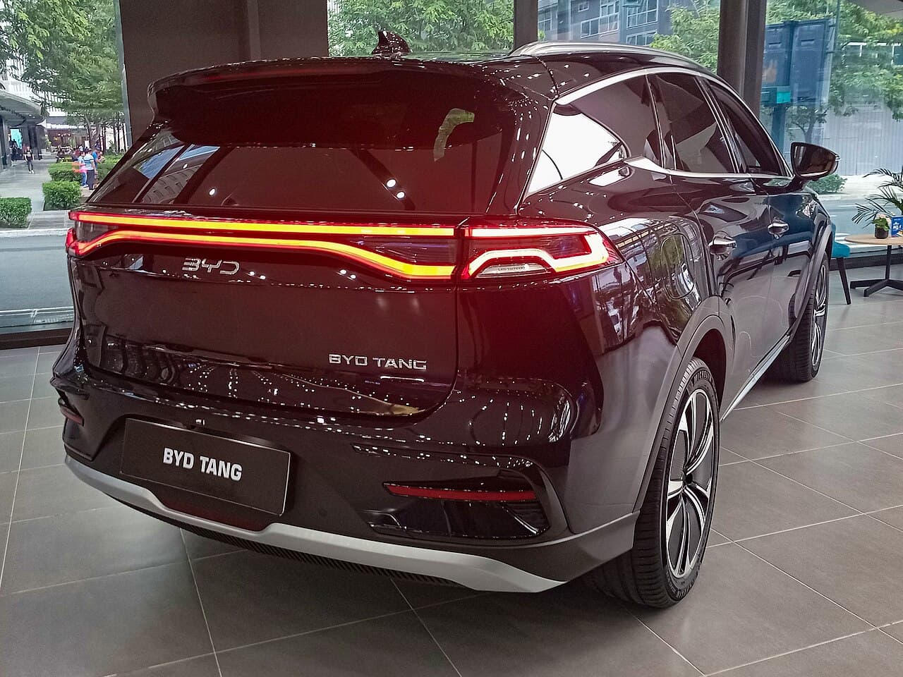 BYD Tang EV, tre quarti posteriore, carrozzeria nera
