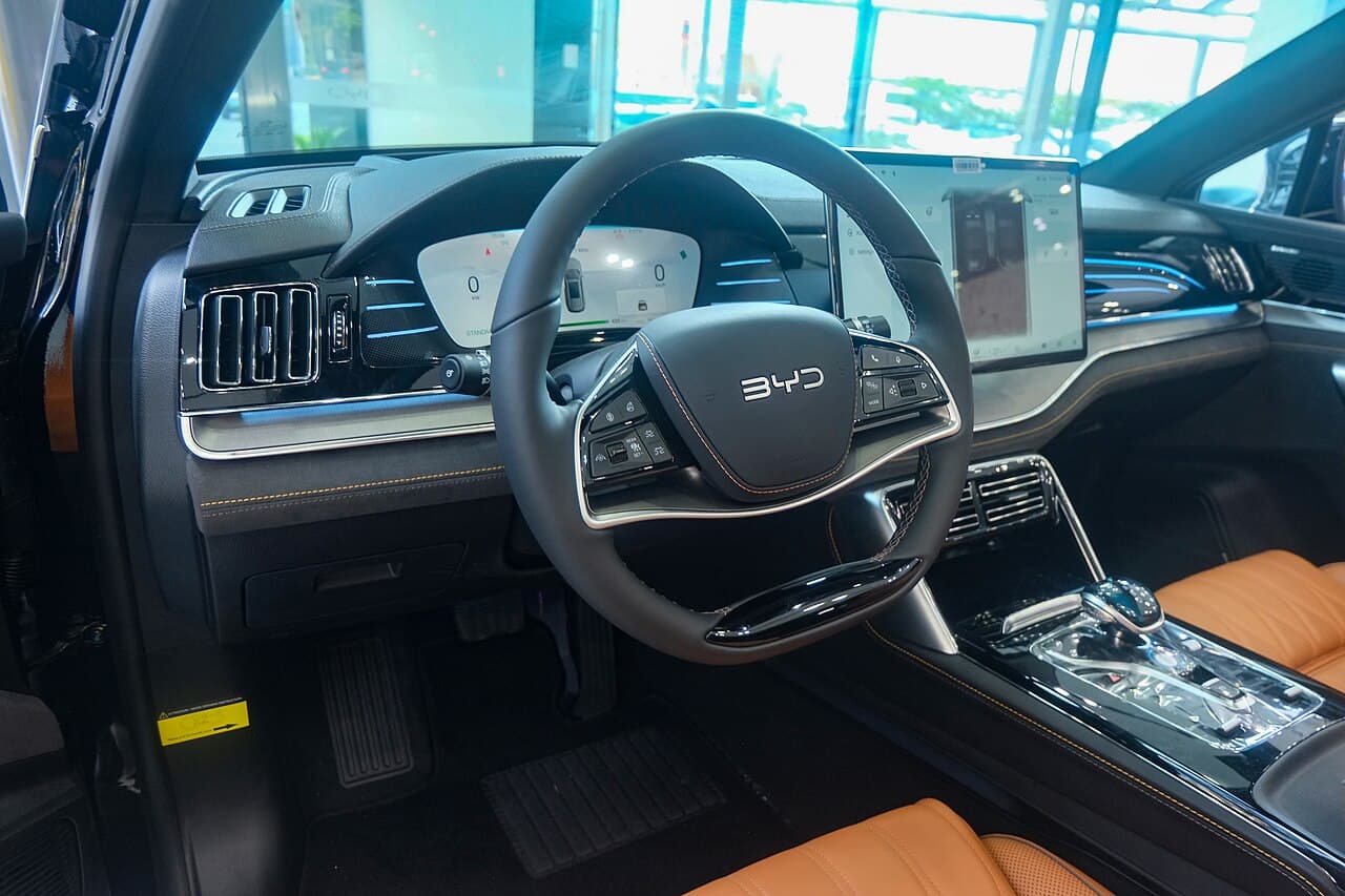 Abitacolo della BYD Tang EV: plancia con schermo centrale rotante, rivestimenti in due tonalità e consolle alta