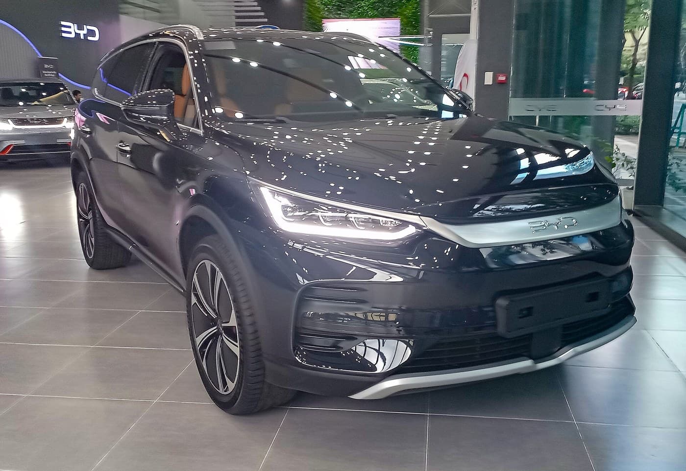 BYD Tang, grande SUV elettrico a sette posti, vista di tre quarti anteriore