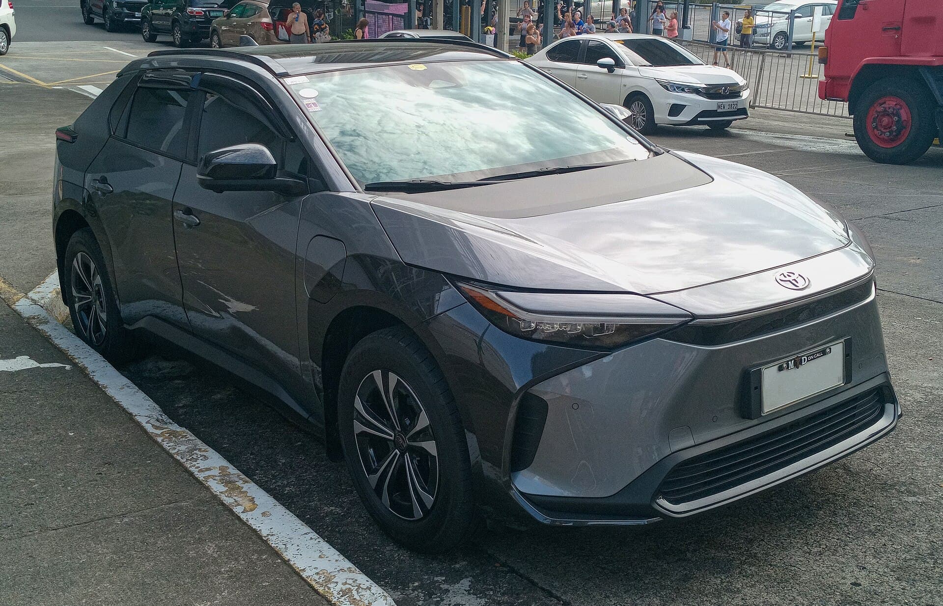 Toyota bZ4X grigia vista di tre quarti anteriore destro