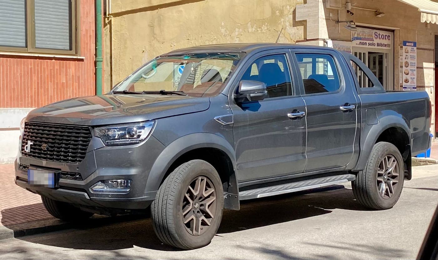 DR PK8, pick-up doppia cabina diesel 4x4, vista di tre quarti anteriore