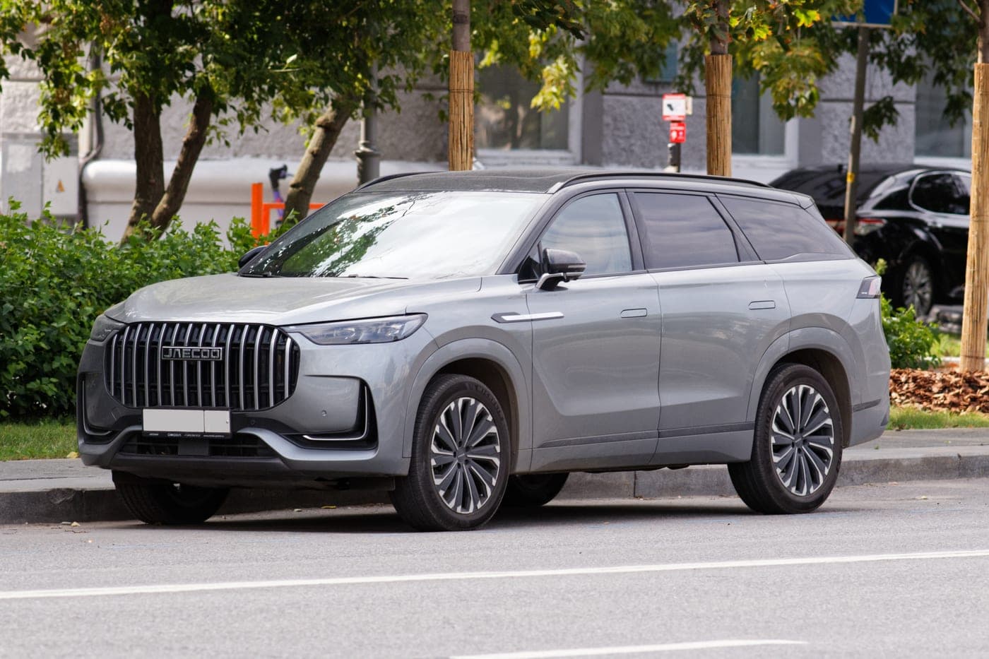 Jaecoo 8 grigia, SUV plug-in, vista di tre quarti anteriore