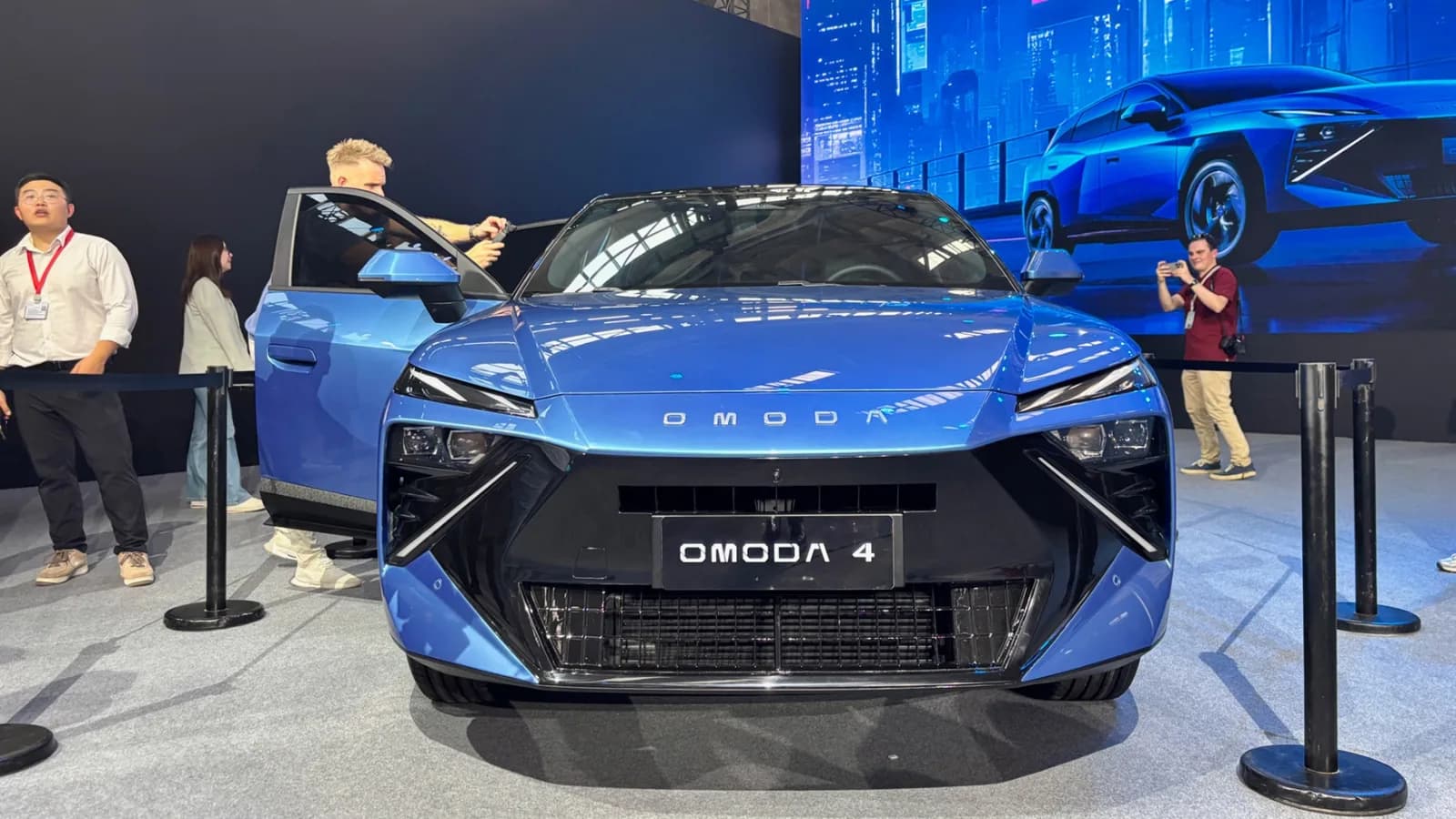 Omoda 4, vista anteriore di tre quarti