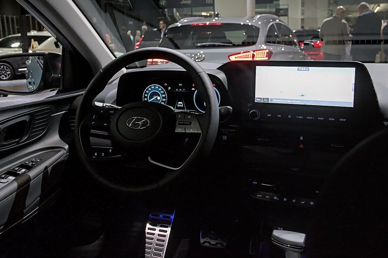 Hyundai Bayon, abitacolo con quadro strumenti digitale e schermo centrale affiancati