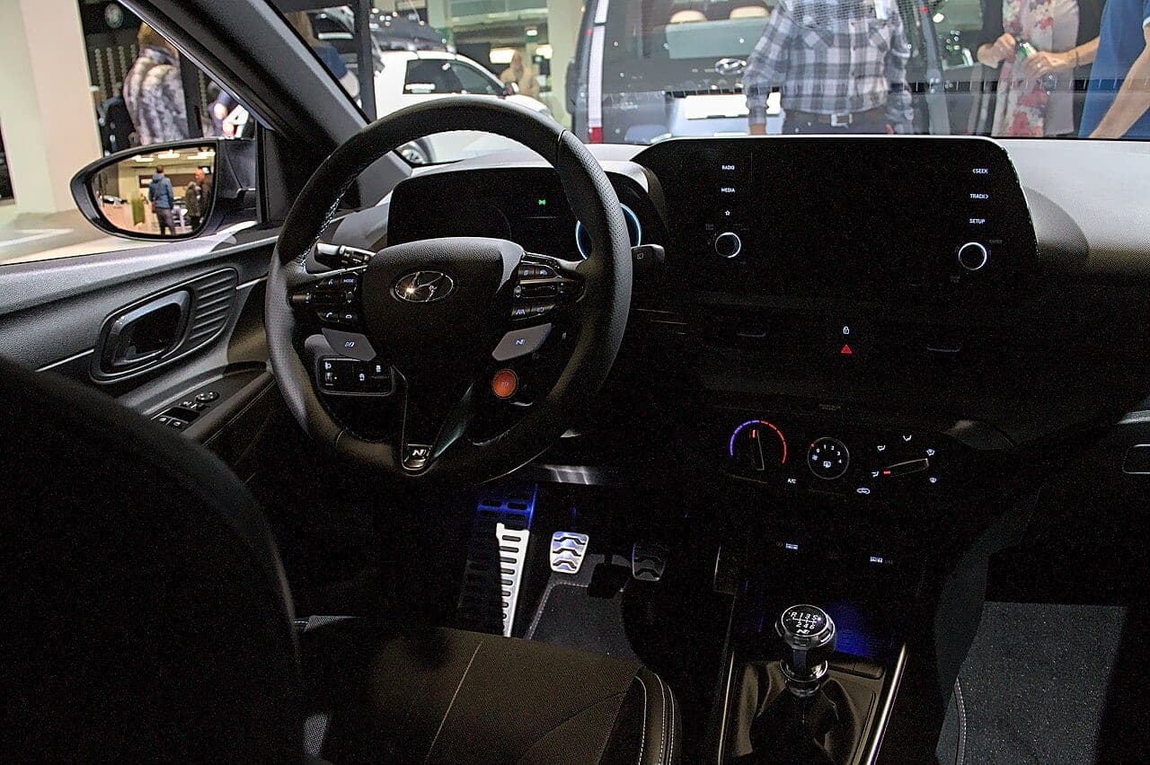 Hyundai i20 di terza generazione (BC3), abitacolo della versione sportiva i20 N: volante N, pedaliera in alluminio e cambio manuale