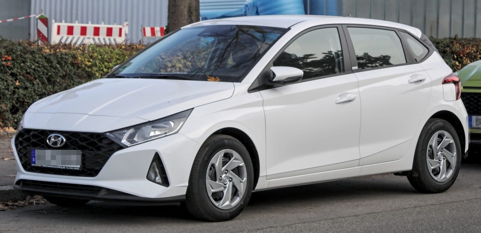Hyundai i20 di terza generazione, colore bianco, vista di tre quarti anteriore