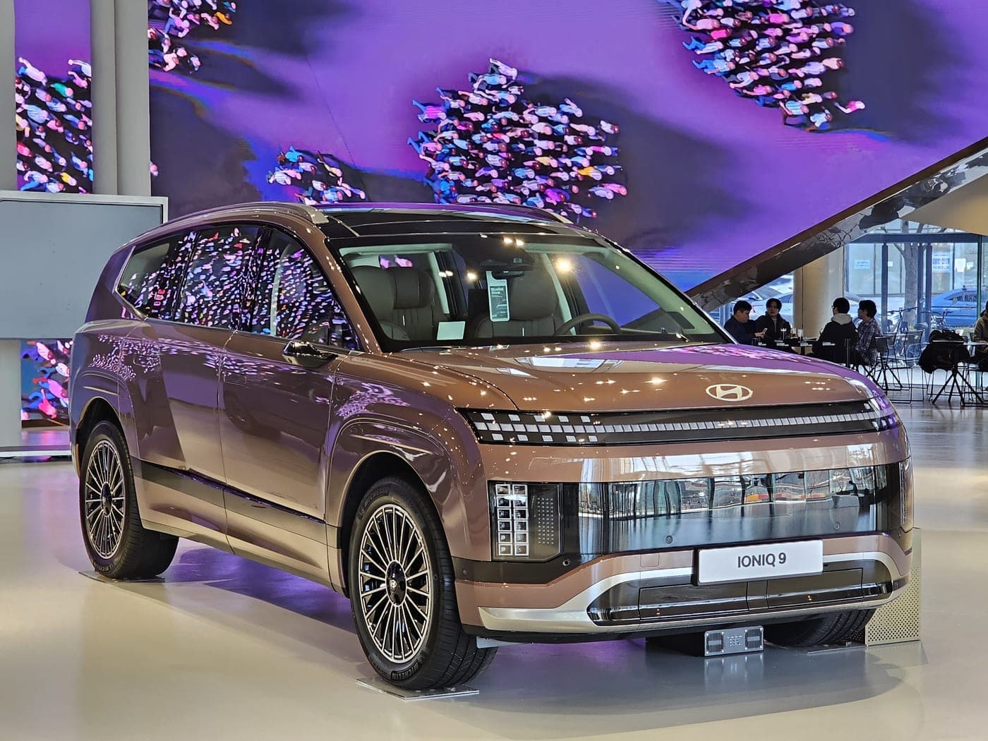 Hyundai IONIQ 9 marrone, SUV elettrico a 7 posti, vista di tre quarti