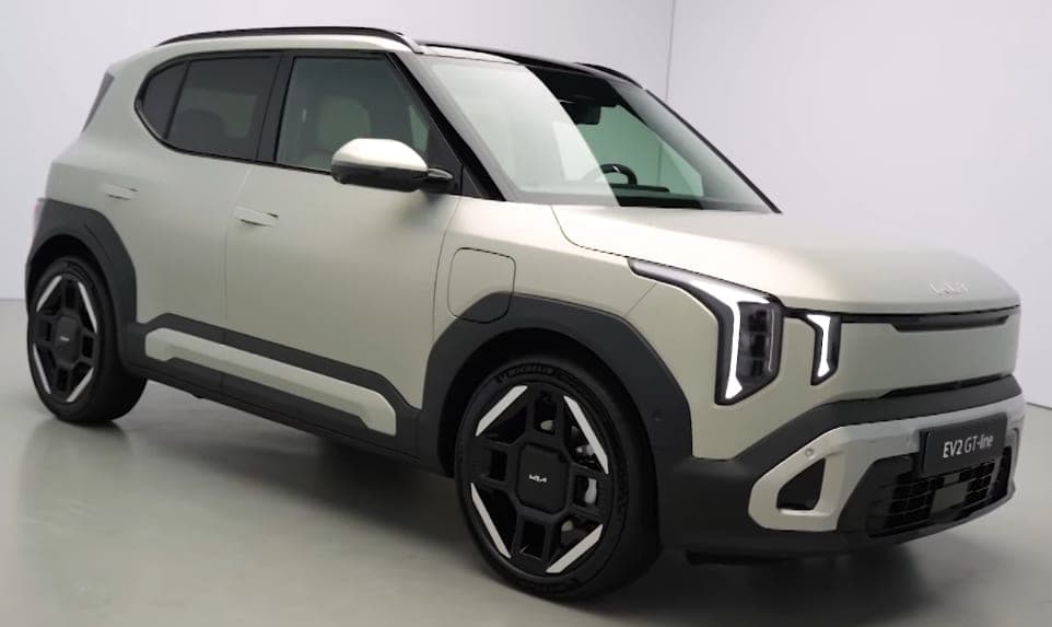 Kia EV2 GT-Line, SUV elettrico compatto, vista di tre quarti anteriore