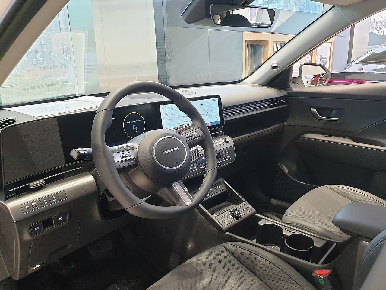 Hyundai Kona di seconda generazione (SX2), plancia con doppio schermo