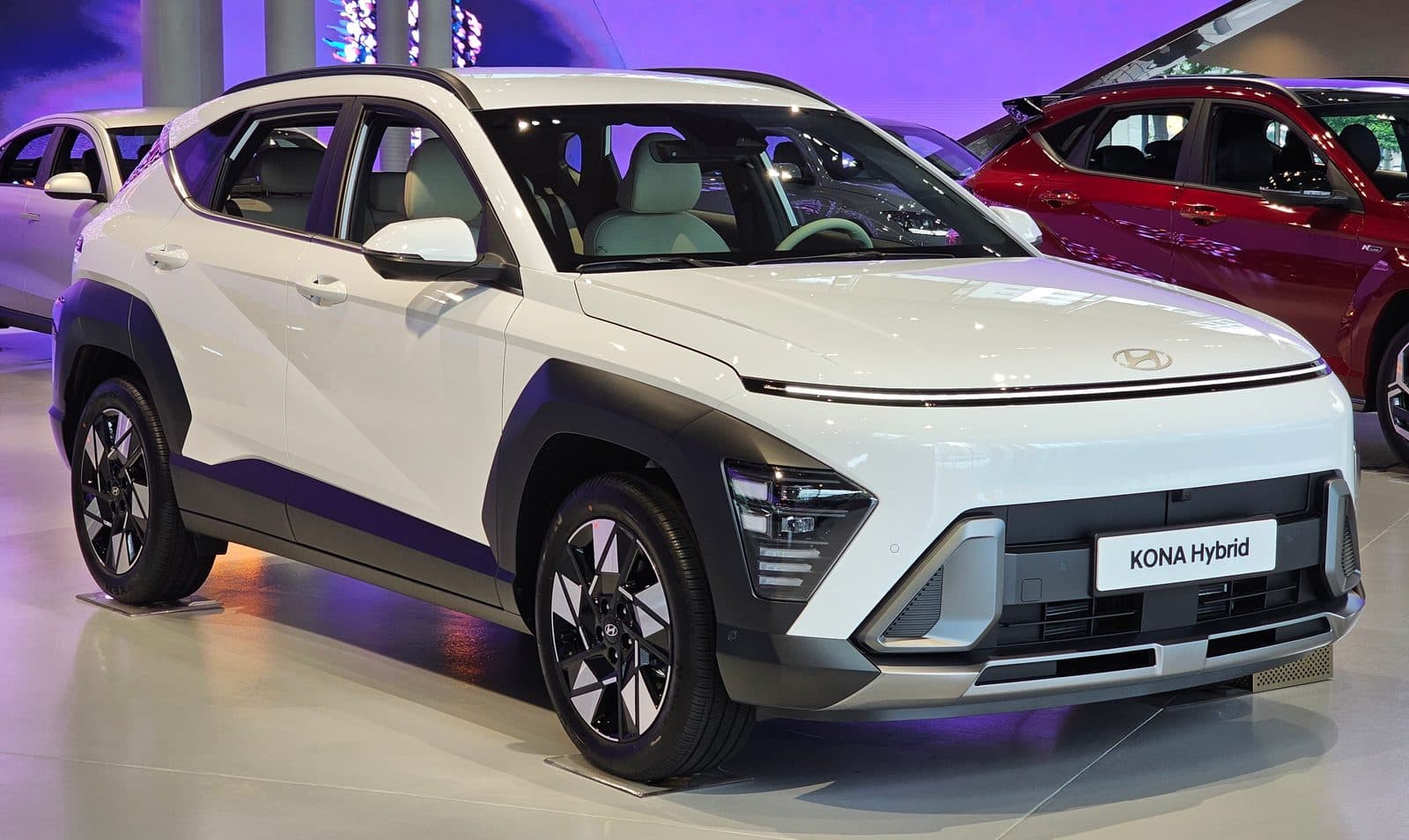 Hyundai Kona Hybrid 1.6 HEV (seconda generazione SX2) di colore Atlas White, vista di profilo