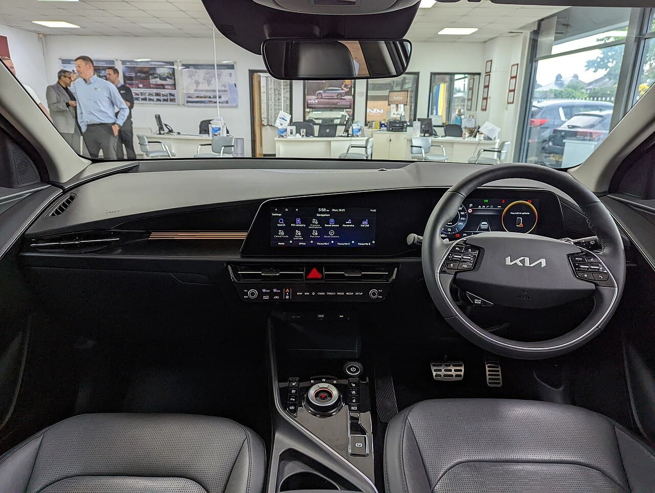 Kia Niro di seconda generazione (SG2), plancia con schermo curvo