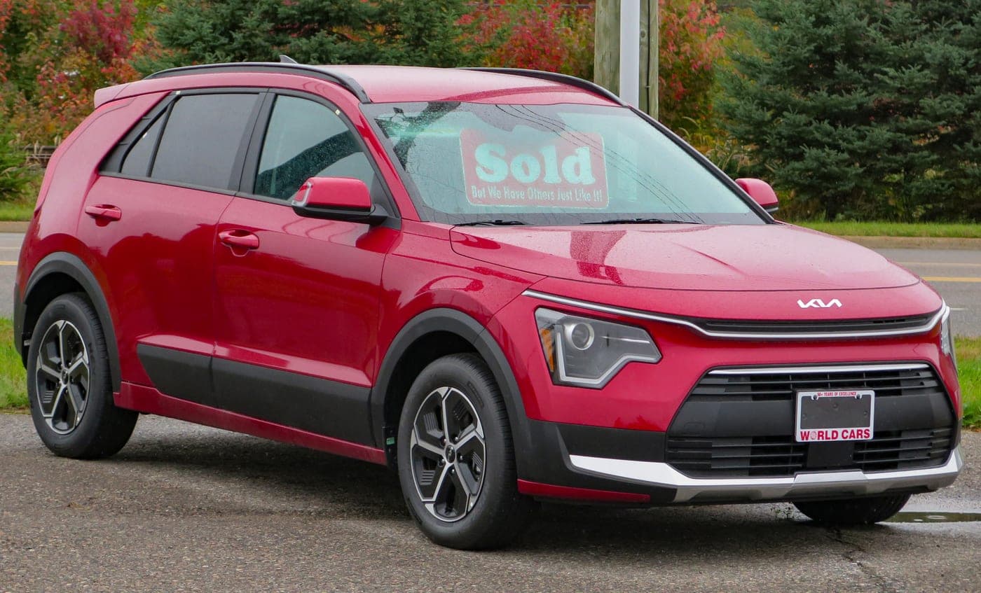 Kia Niro Hybrid (seconda generazione) rossa, vista di tre quarti anteriore