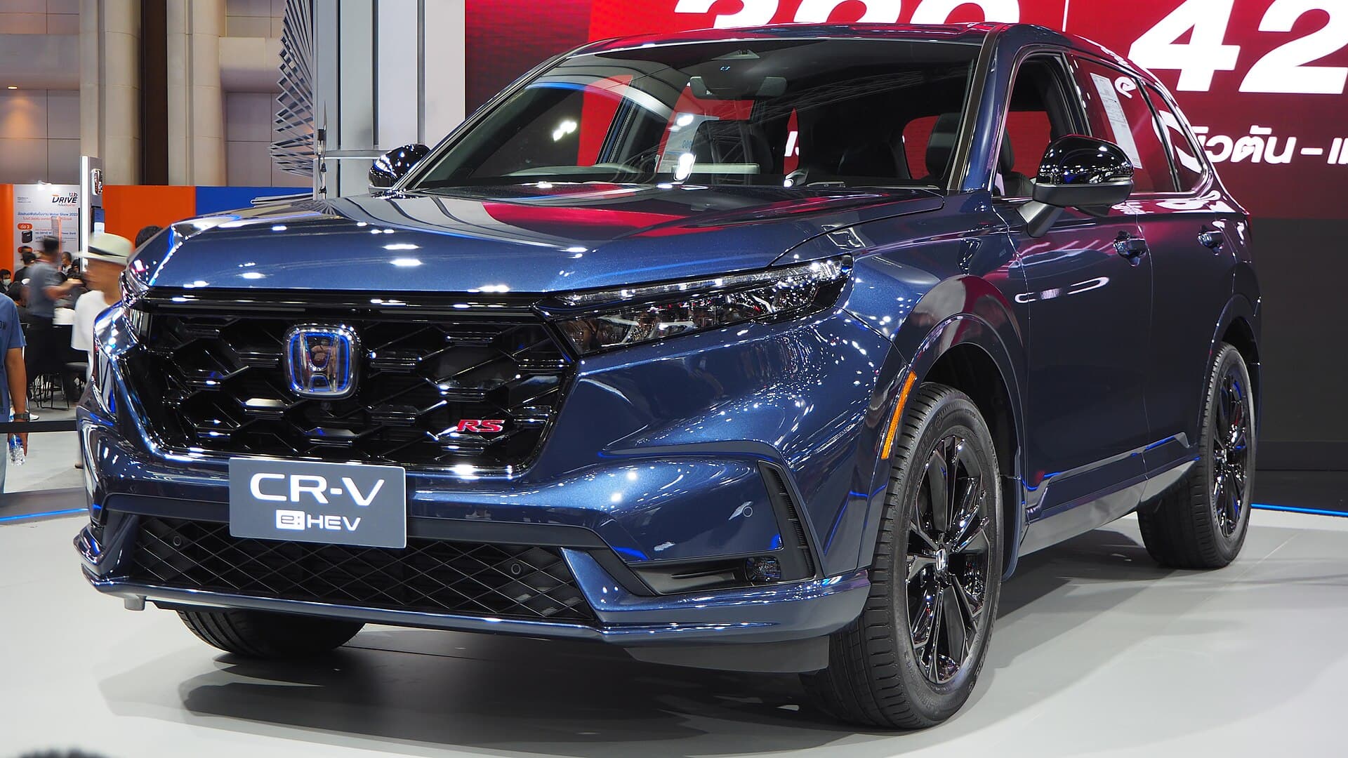 Honda CR-V e:HEV RS a trazione integrale, vista di tre quarti anteriore