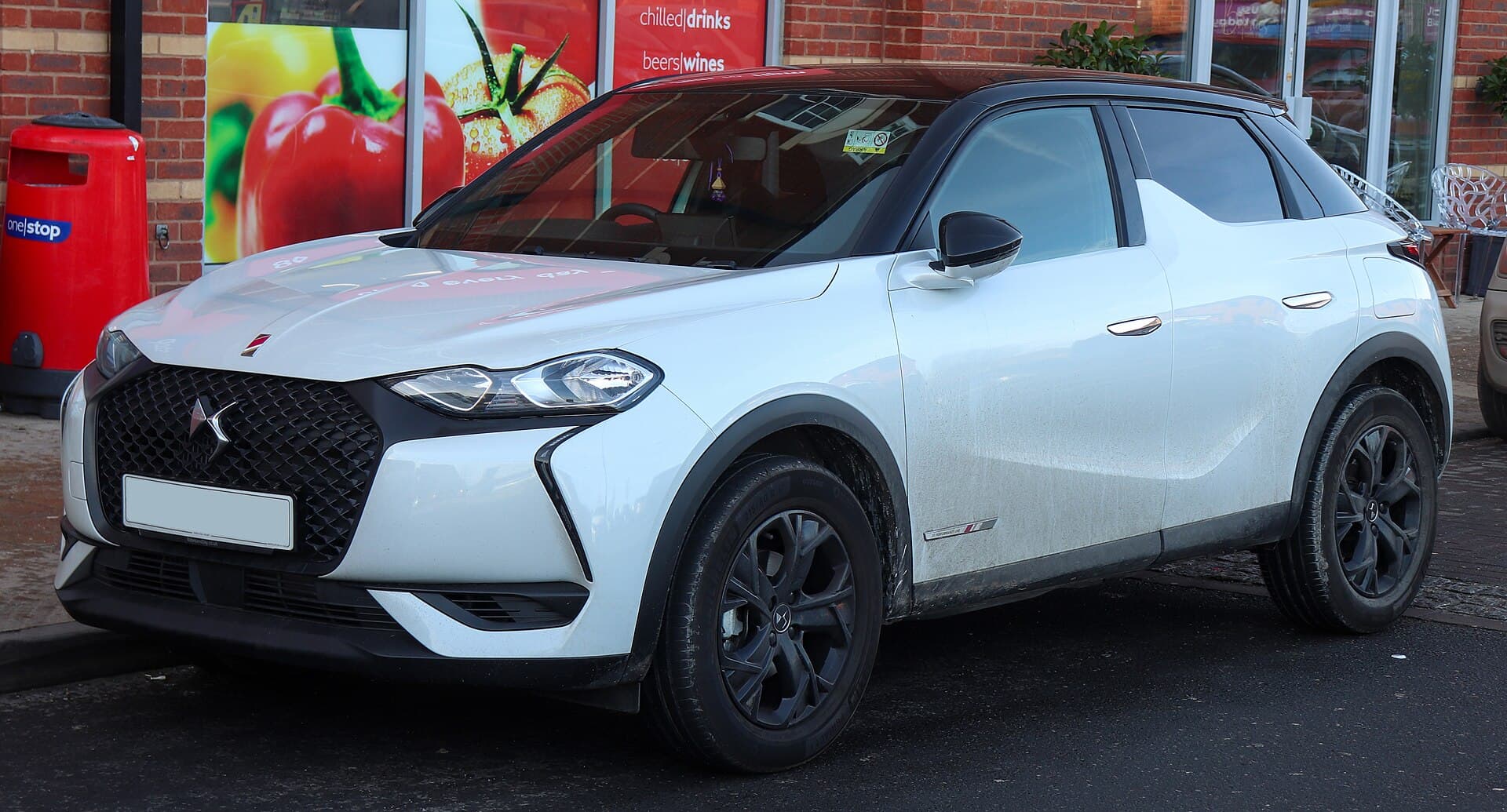DS 3 Crossback grigia vista di tre quarti anteriore