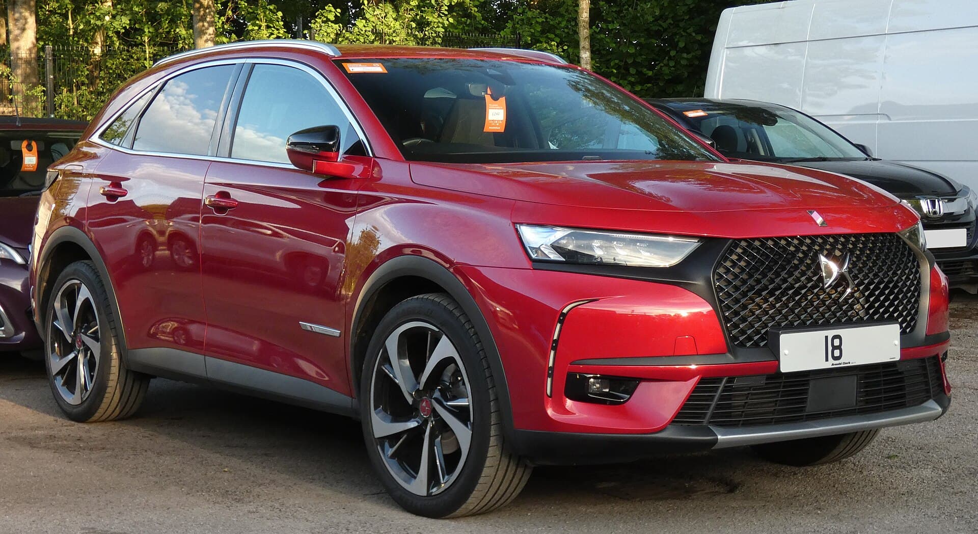 DS 7 Crossback rossa vista di tre quarti anteriore
