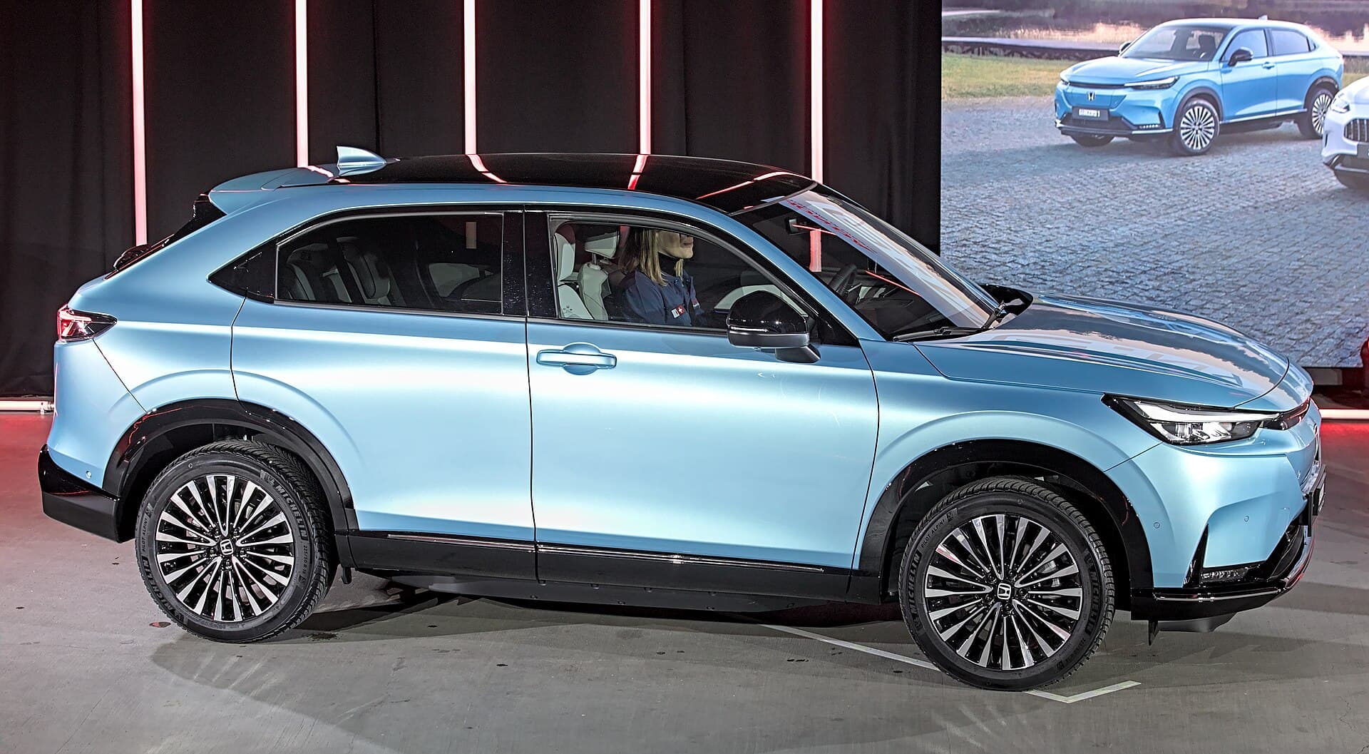 Honda e:Ny1 blu esposta all'Auto Zurich 2023, vista di tre quarti anteriore