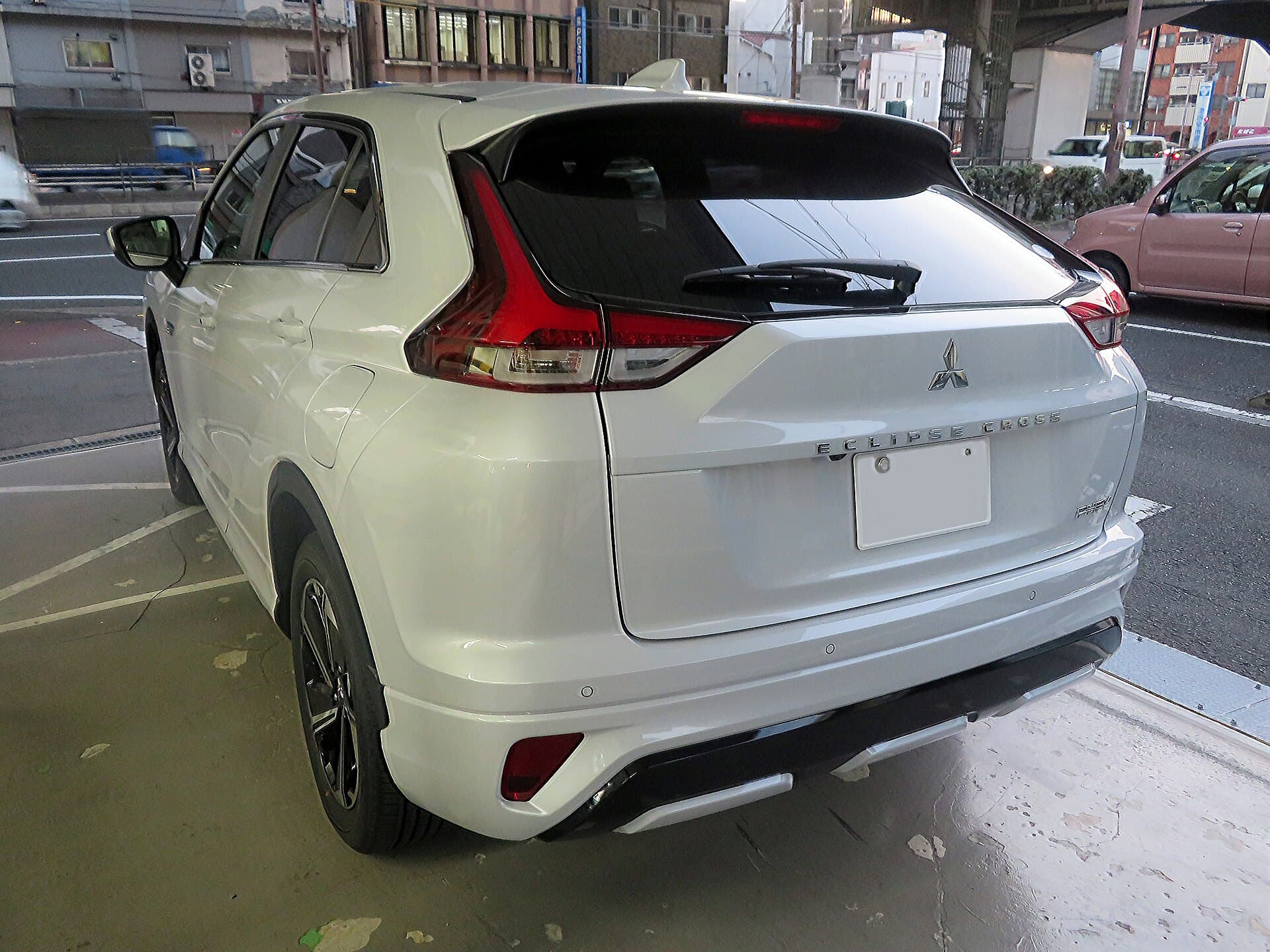 Vista posteriore di una Mitsubishi Eclipse Cross PHEV bianca