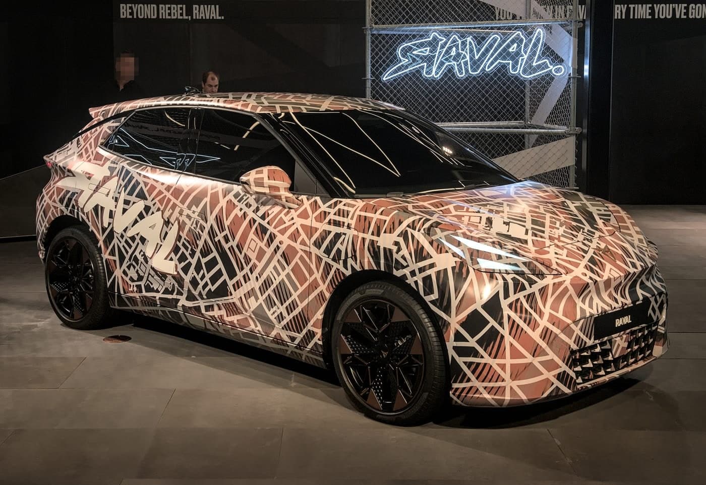 Cupra Raval elettrica, hatchback sportiva, vista di tre quarti anteriore