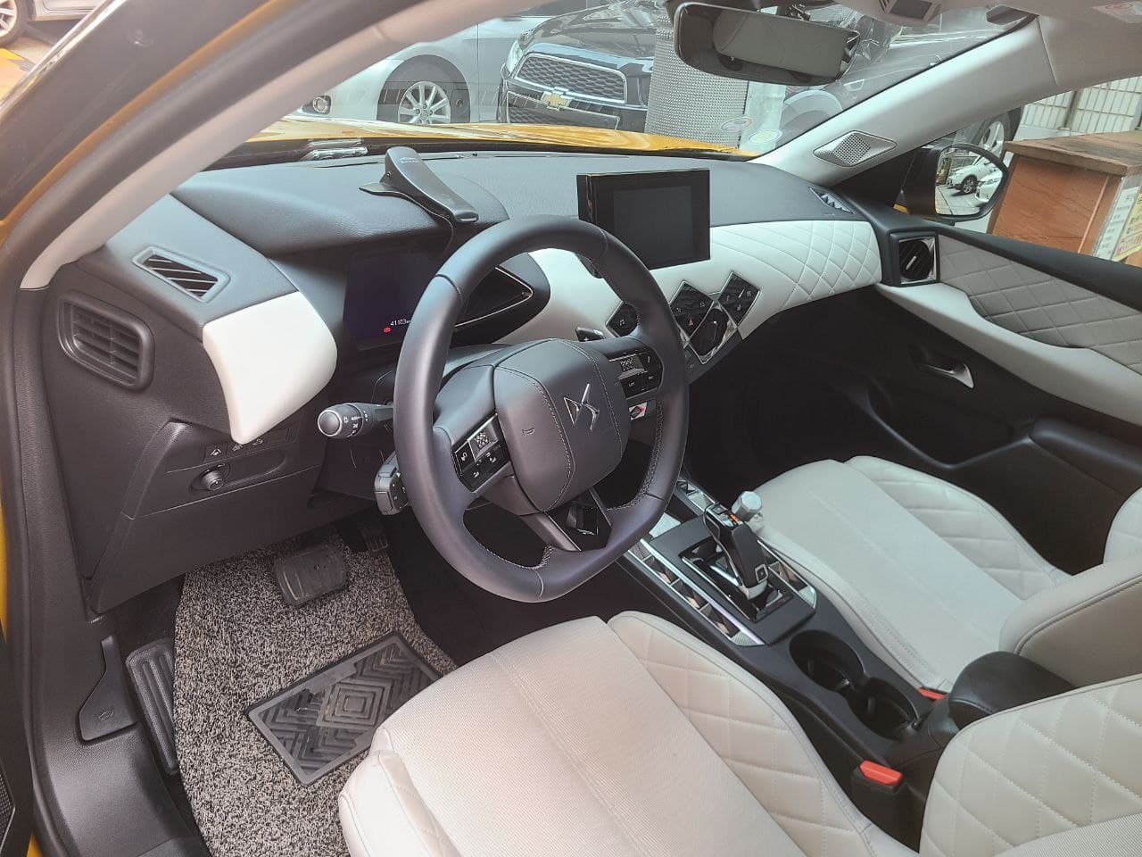 DS 3, interni