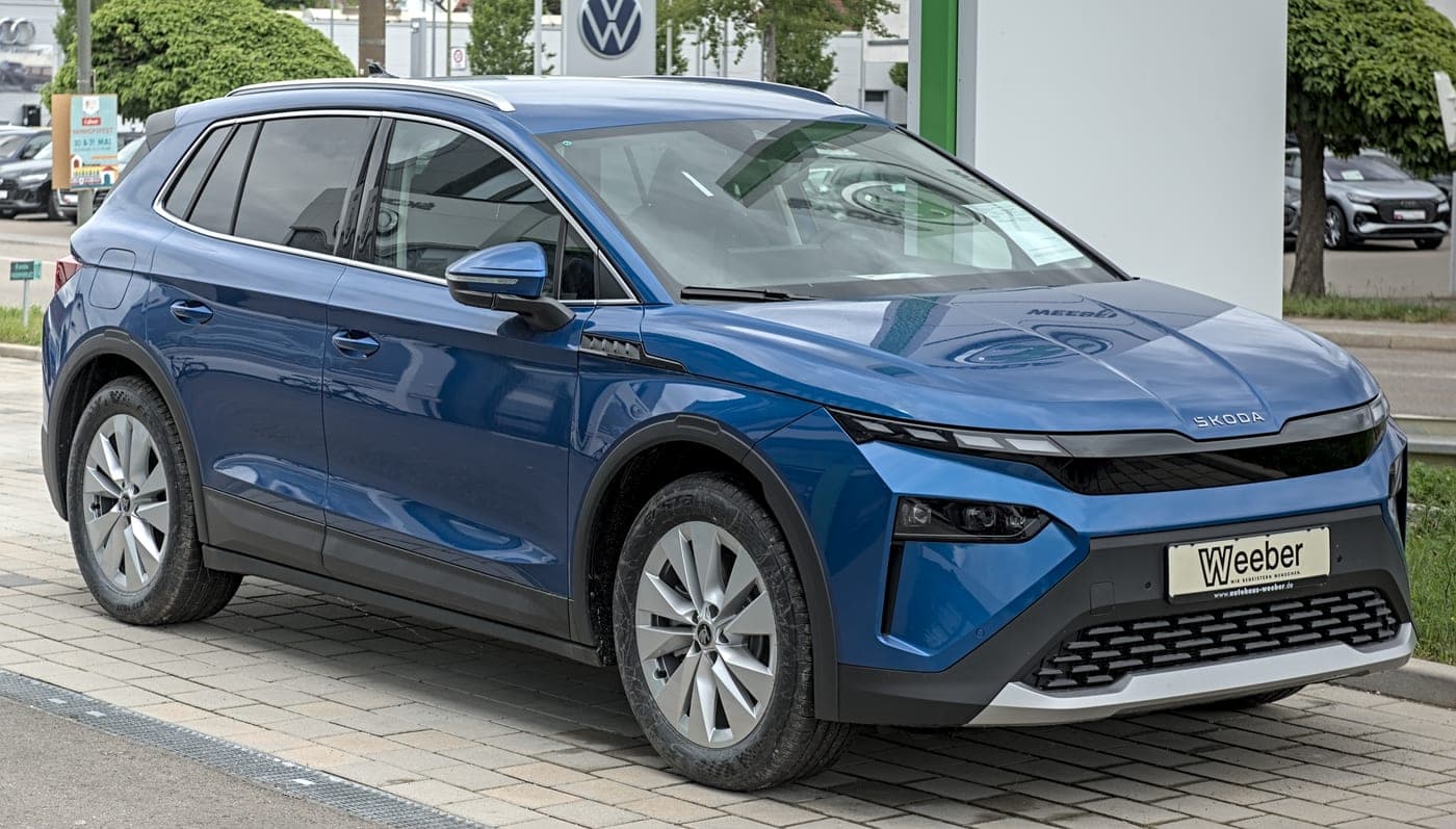 Škoda Elroq elettrica, SUV compatto, vista di tre quarti anteriore