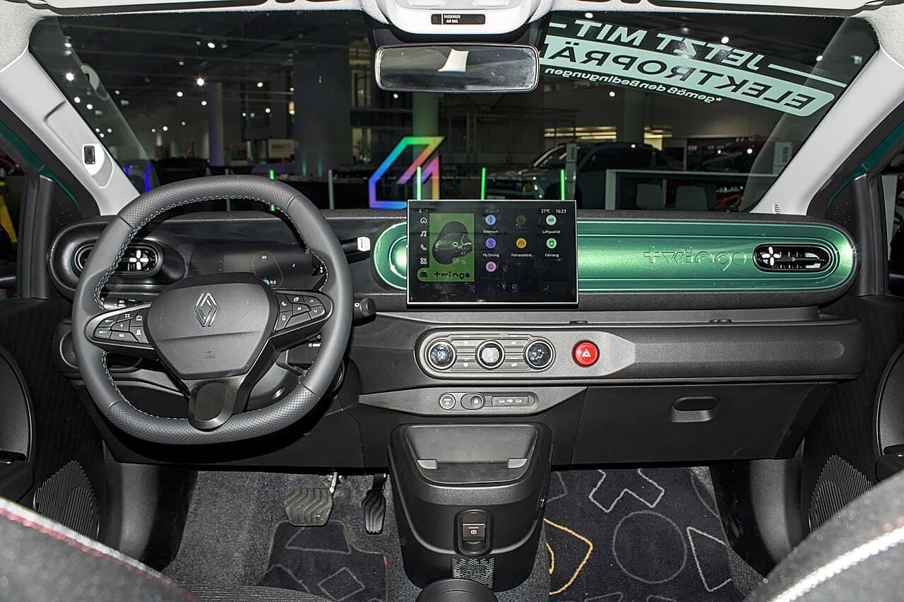 Renault Twingo E-Tech, plancia con inserto verde, schermo centrale e volante Renault