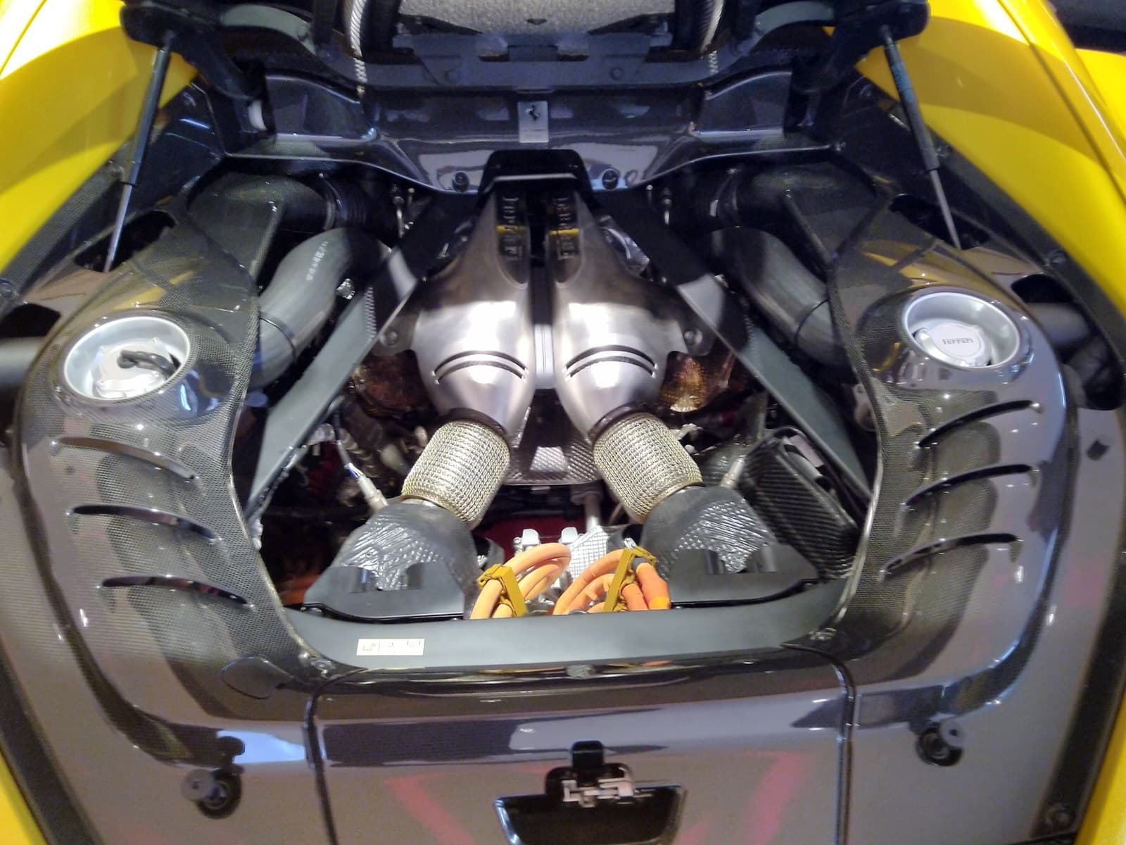 Vano motore della Ferrari 296 GTB con il V6 ibrido