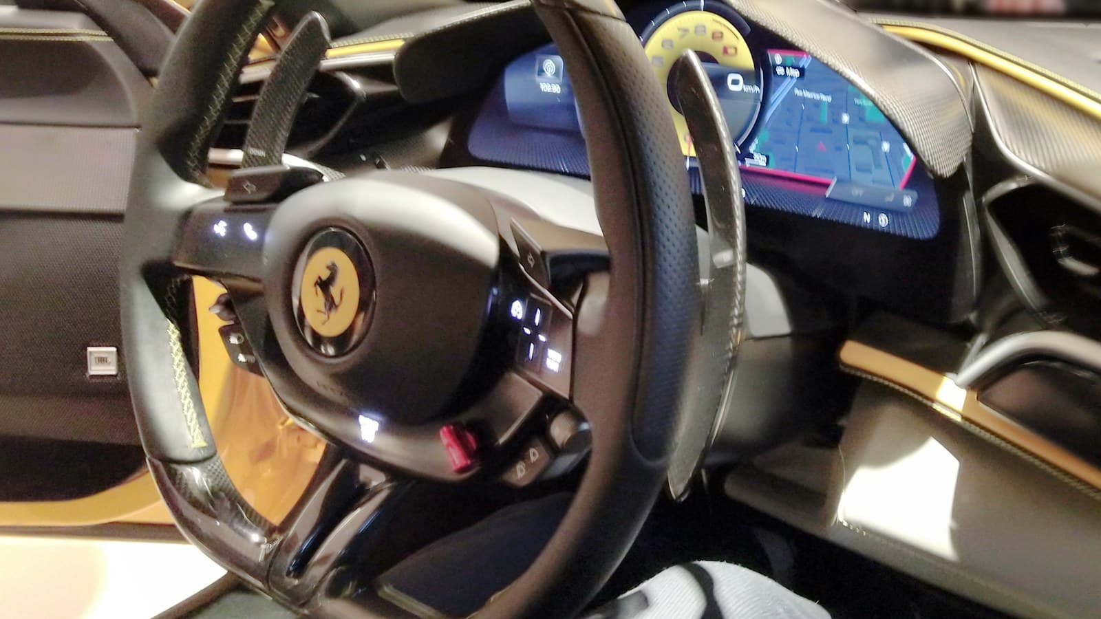 Abitacolo della Ferrari 296 GTB con volante e strumentazione digitale