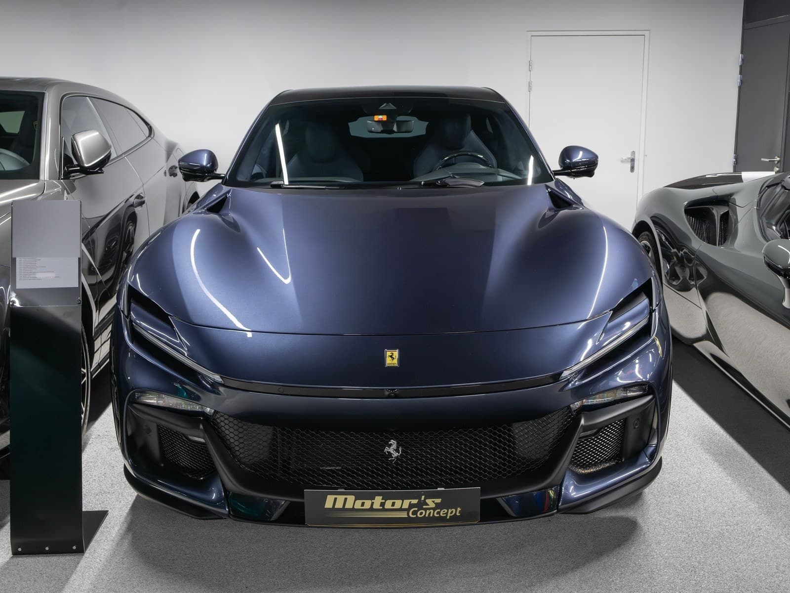 Ferrari Purosangue Blu Roma, vista frontale in concessionaria