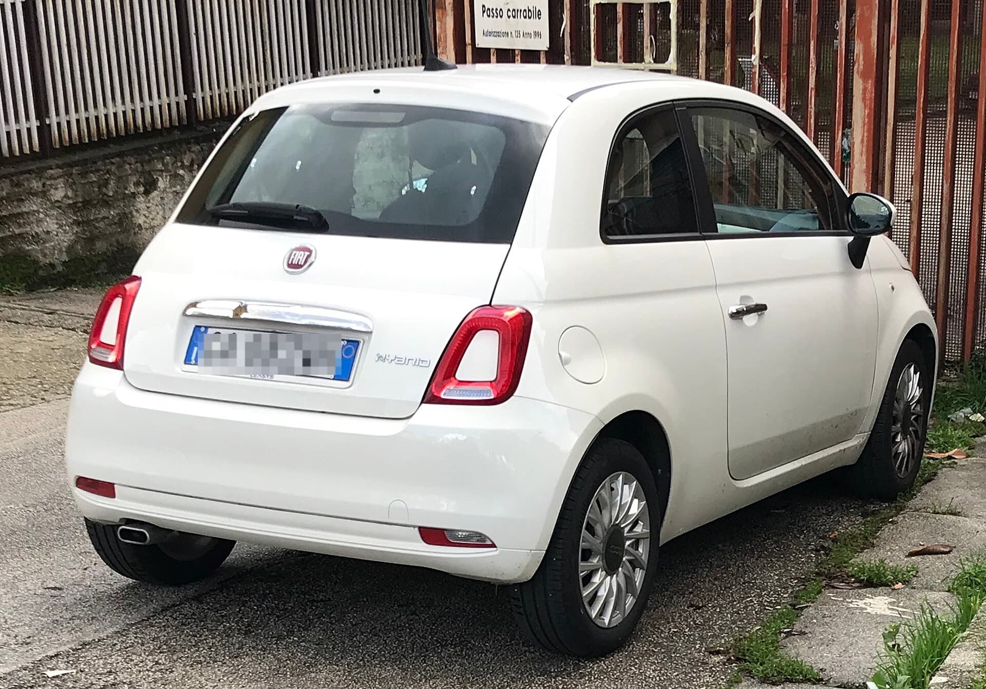 Fiat 500 1.0 mild hybrid vista esterna in tre quarti anteriore