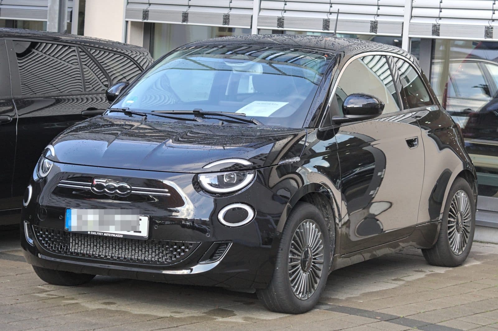Fiat 500e elettrica di colore scuro vista di tre quarti anteriore