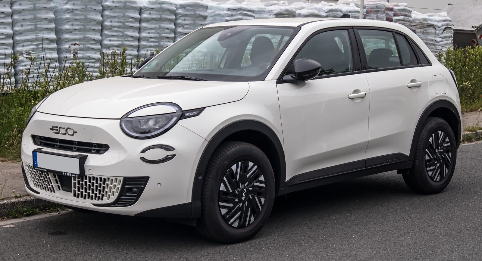 Fiat 600 Hybrid 1.2 di colore bianco vista di tre quarti anteriore
