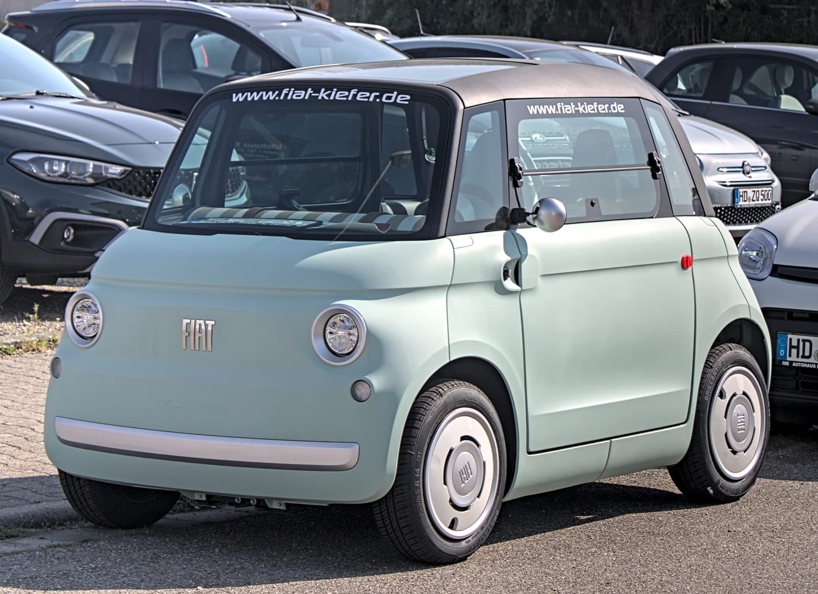 Fiat Topolino elettrica, quadriciclo del 2023, vista di tre quarti anteriore