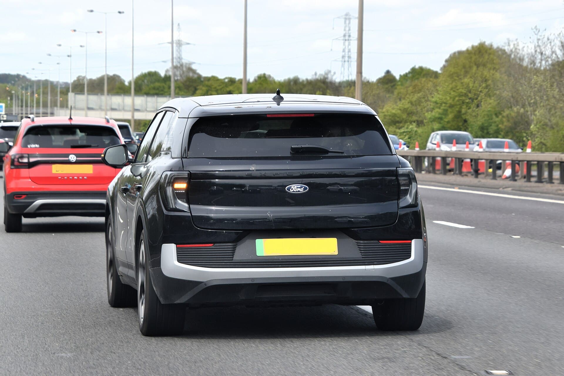 Ford Explorer EV elettrico, versione Extended Range AWD, vista di tre quarti anteriore